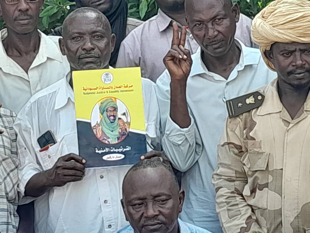 القيادة العسكرية لحركة العدل والمساواة السودانية تواصل طوافها على وحداتها العسكرية للتنوير بمخرجات اللقاء التشاوري.