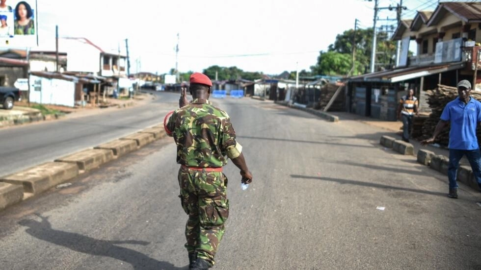سيراليون تعلن استعادة الهدوء في البلاد والقبض على معظم مهاجمي مستودع أسلحة للجيش