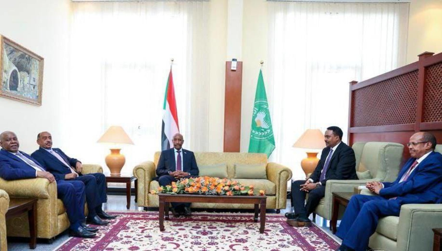 البرهان و السكرتير التنفيذي  للإيغاد يتفقان على عقد قمة طارئة لبحث أزمة السودان