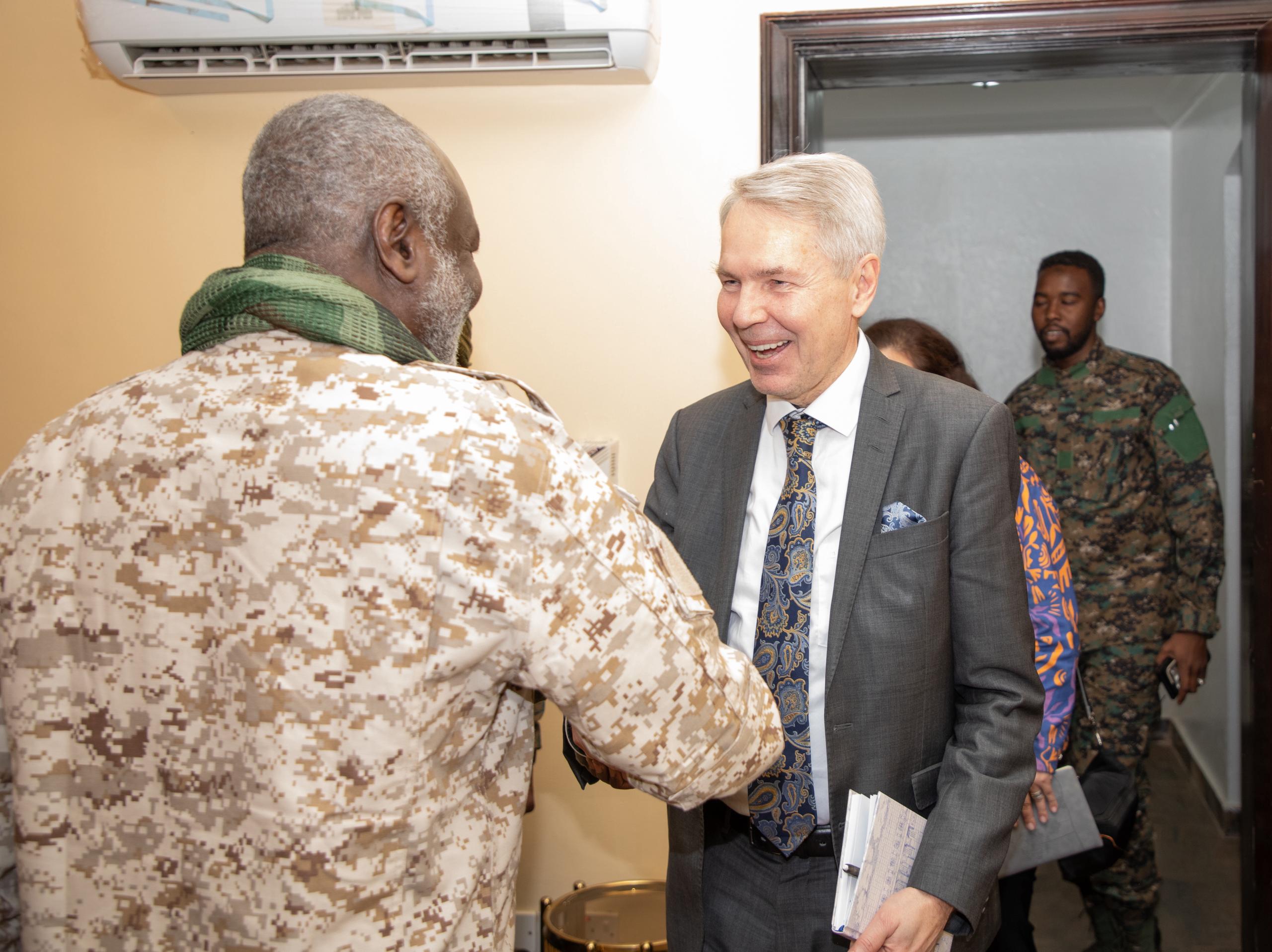 الدكتور جبريل إبراهيم محمد  وزير المالية ، رئيس حركة العدل والمساواة السودانية  يلتقي المبعوث الشخصي للأمين العام للأمم المتحدة إلى السودان، بيكا هافيستو، بحضور المسؤولة السياسية للمبعوث نايلة حجار*